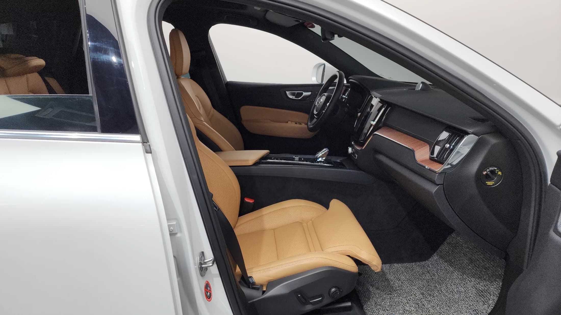 Volvo XC60 B6 Ultimate Bright, 2024 г. 61747 км. — фото 11