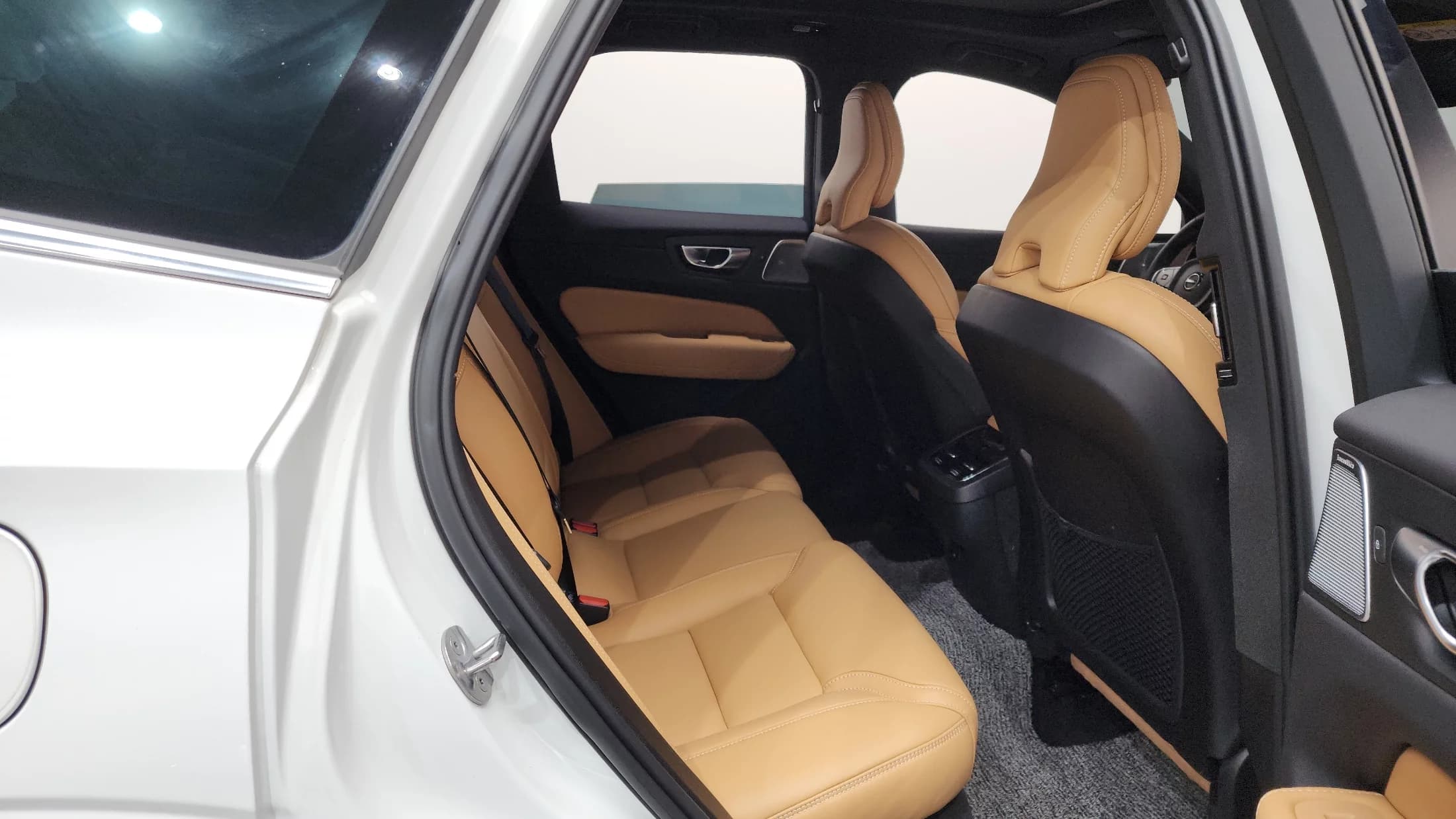 Volvo XC60 B6 Ultimate Bright, 2024 г. 61747 км. — фото 12