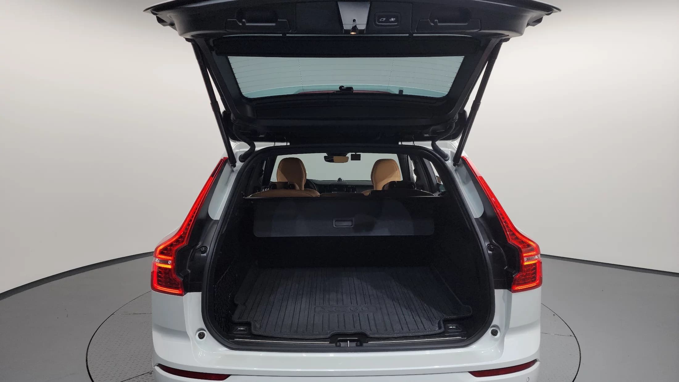 Volvo XC60 B6 Ultimate Bright, 2024 г. 61747 км. — фото 20