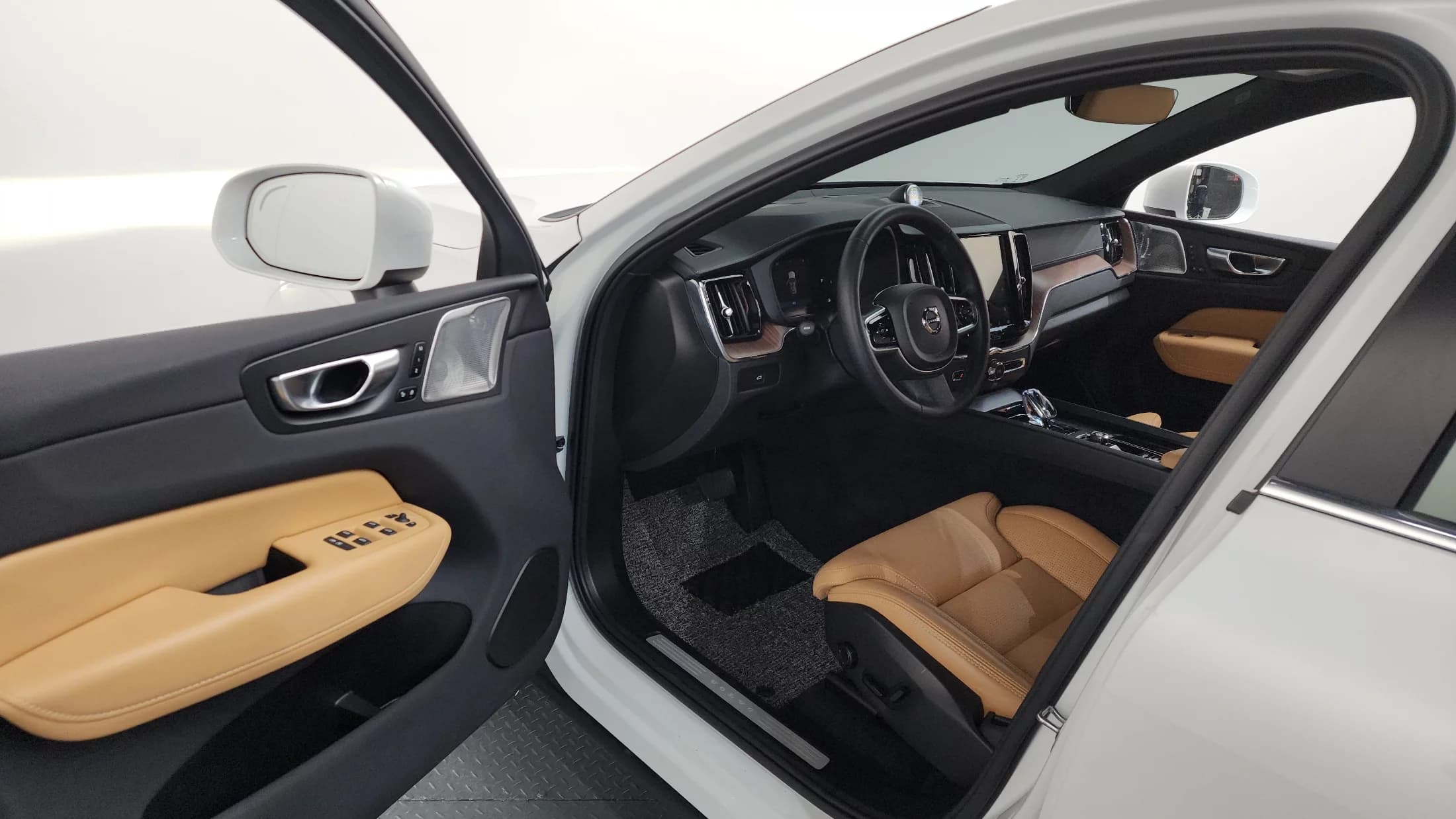Volvo XC60 B6 Ultimate Bright, 2024 г. 61747 км. — фото 10