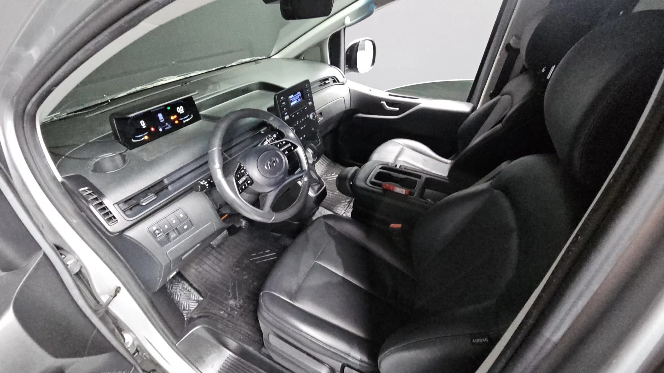 Hyundai Staria Cargo 3-Seater Modern, 2022 г. 151613 км. — фото 7