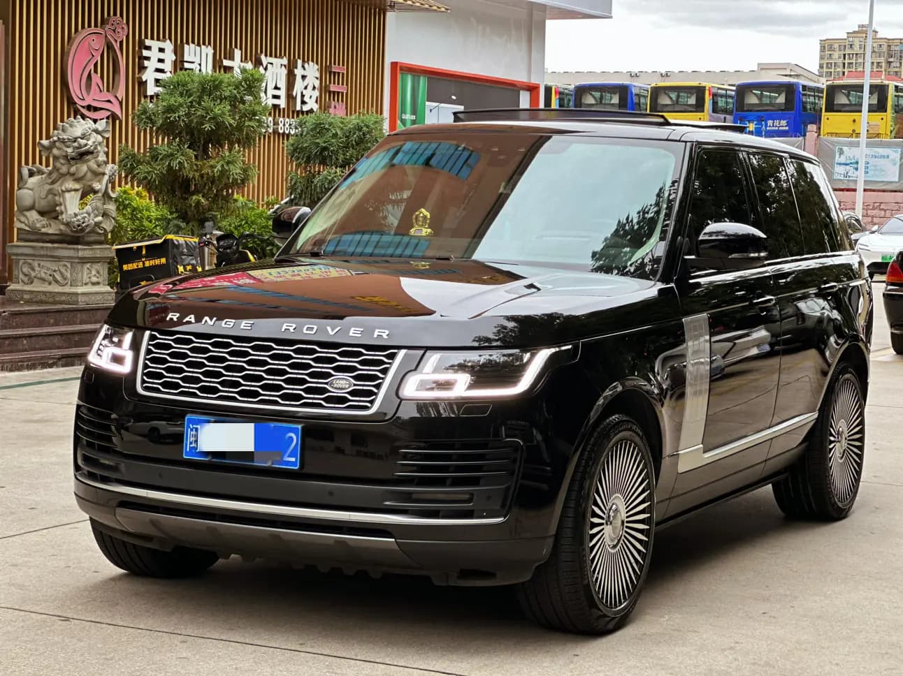 Land Rover Range rover 2022 г. 89049 км.