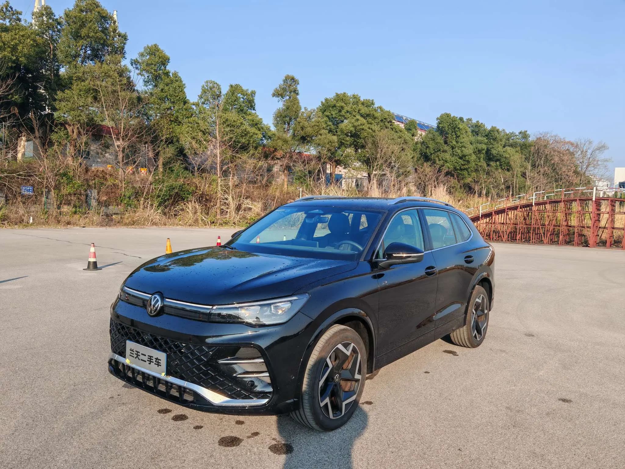 Volkswagen Tiguan L 2025 г. 1600 км.
