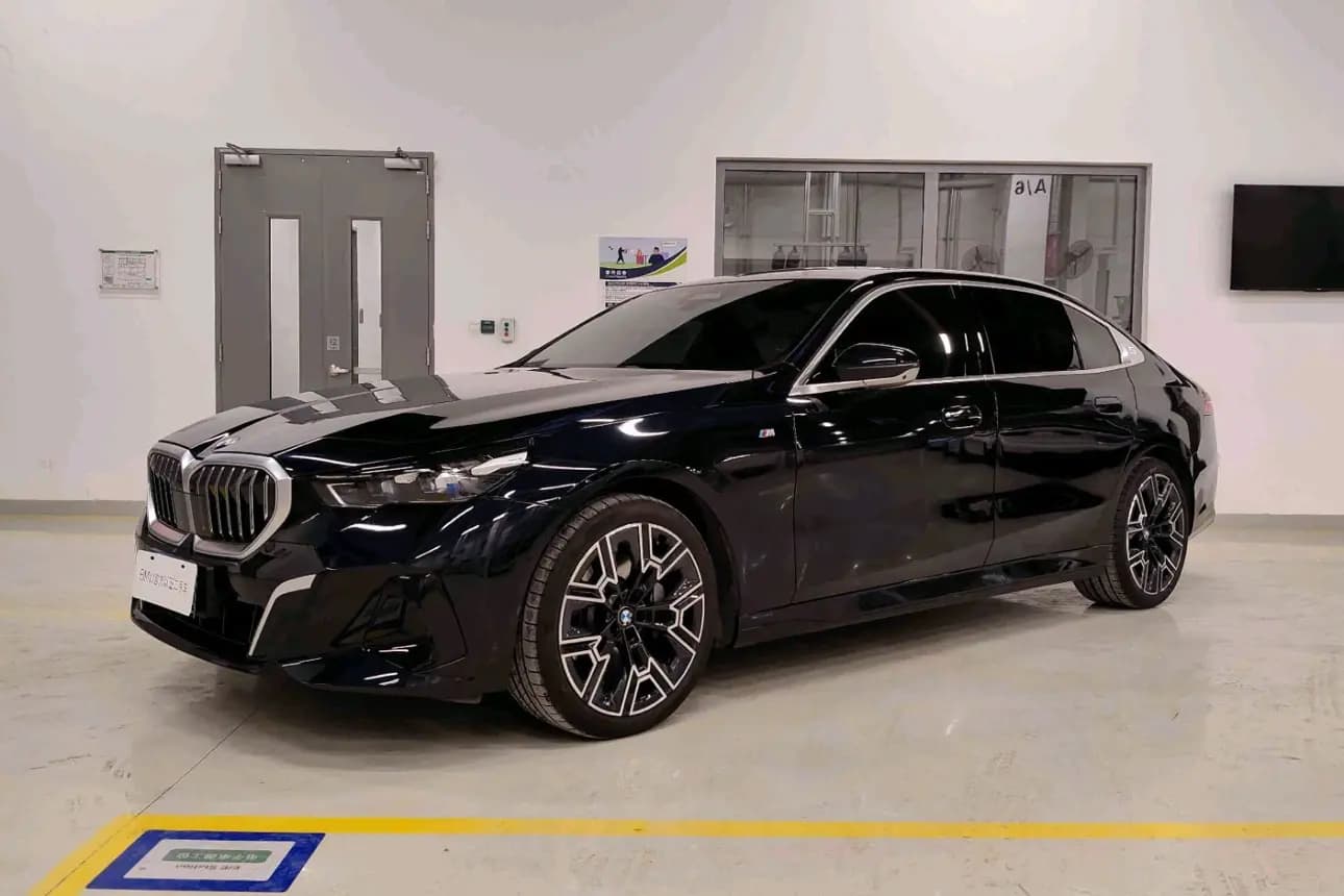 BMW 5 Series 2025 г. 23109 км.