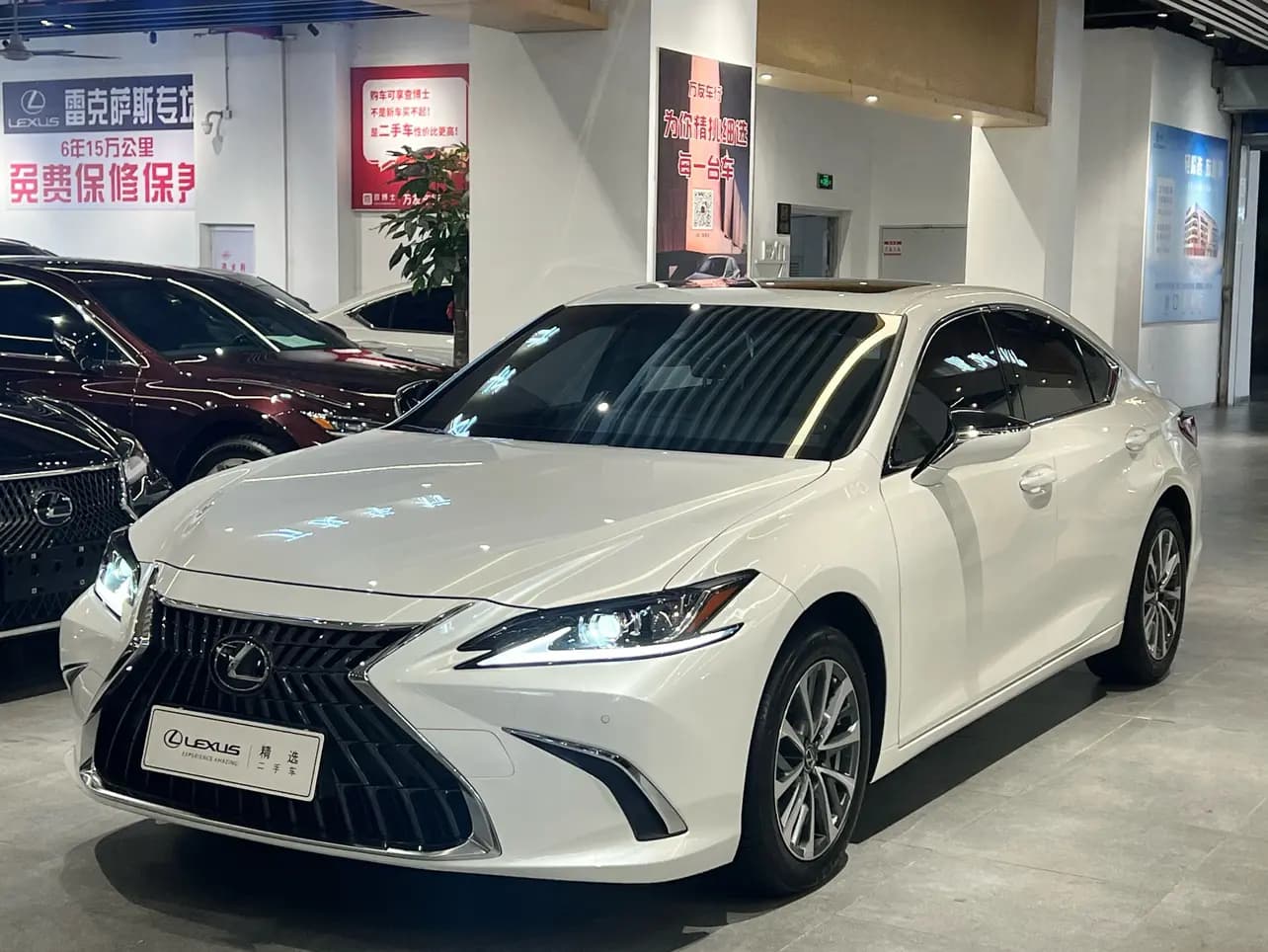 Lexus ES 2023 г. 18000 км.