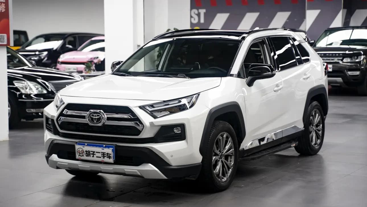 Toyota RAV4 2025 г. 20041 км.