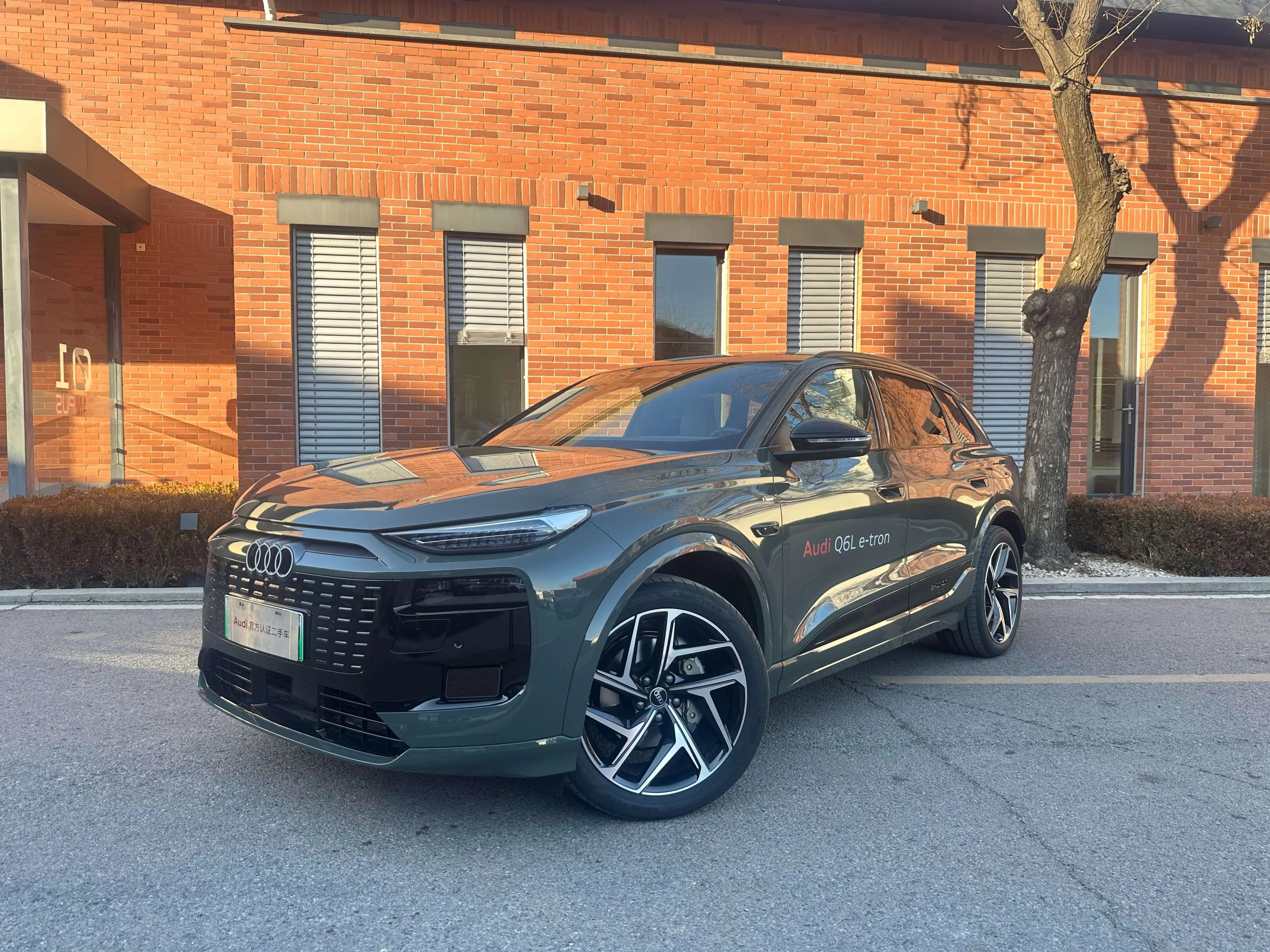 Audi Q6L e-tron 2025 г. 5538 км.