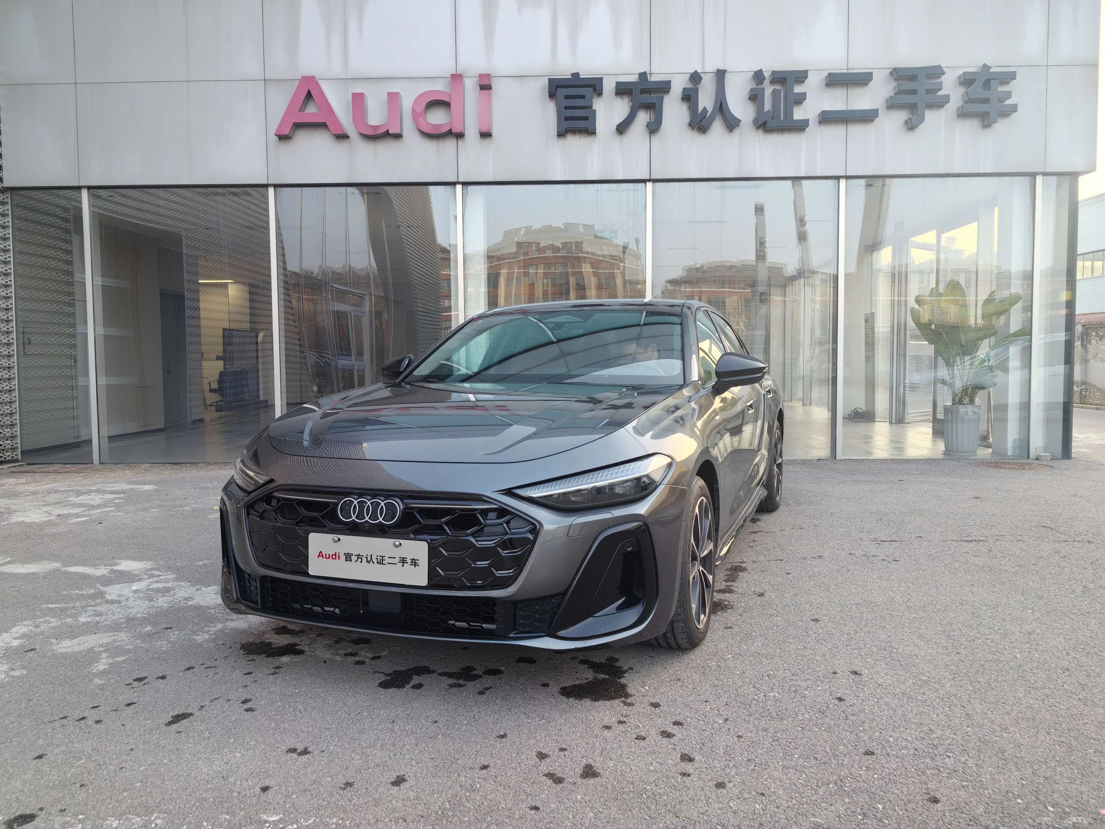 Audi A5L 2025 г. 4047 км.