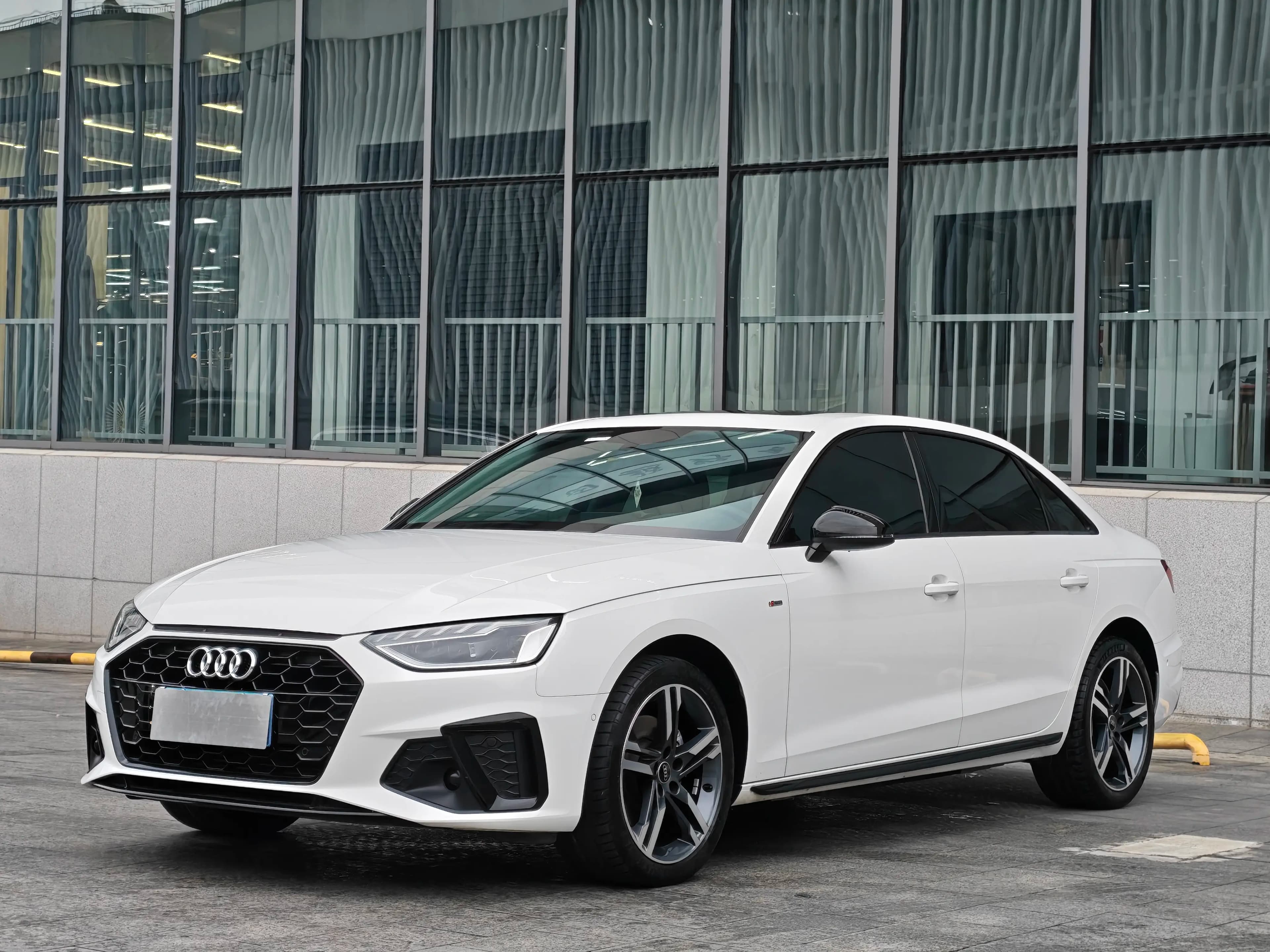 Audi A4L 2022 г. 49104 км.