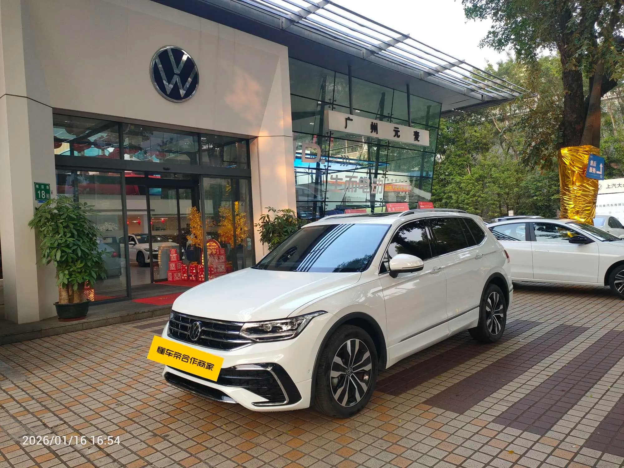 Volkswagen Tiguan L 2024 г. 4385 км.