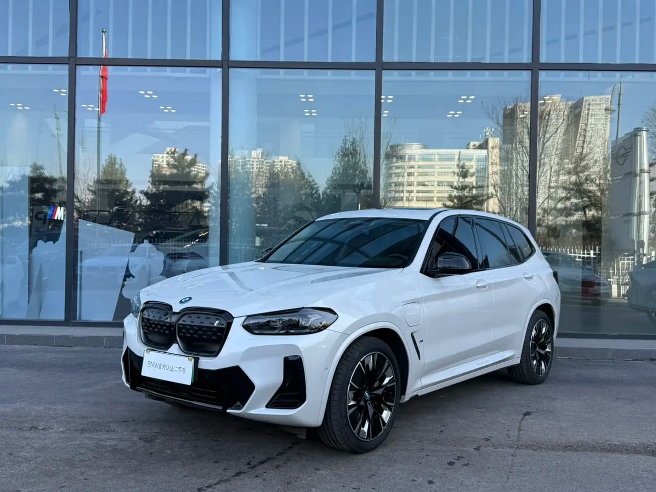 BMW iX3 2024 г. 28010 км.