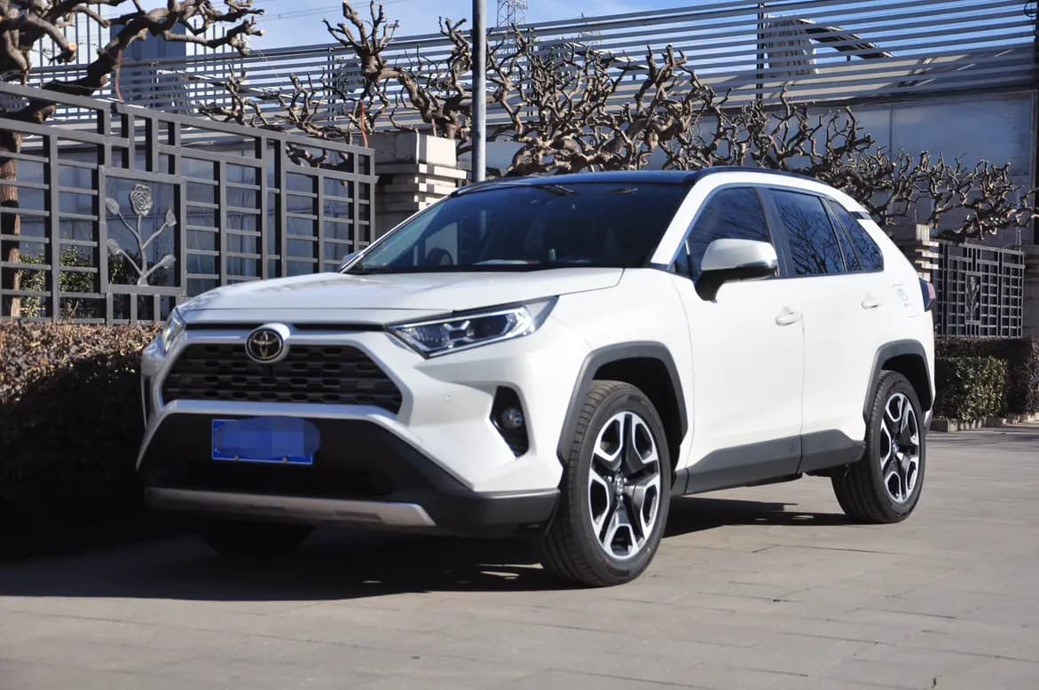 Toyota RAV4 2021 г. 65111 км.