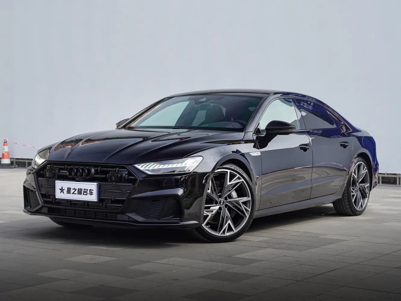 Audi A7L 2024 г. 24095 км.