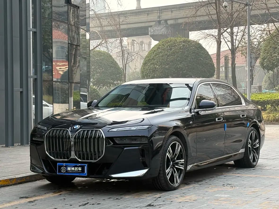 BMW 7 Series 2024 г. 25128 км.