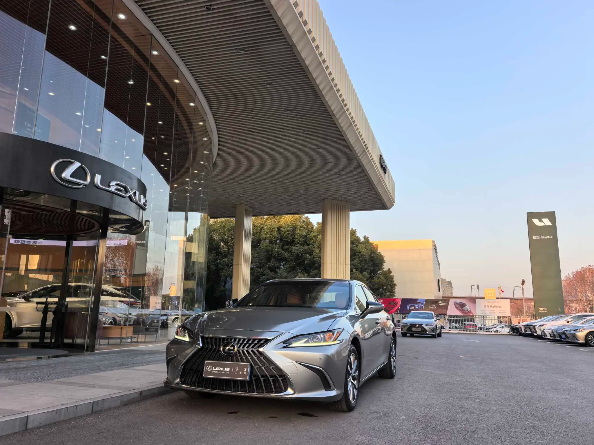 Lexus ES 2024 г. 19000 км.