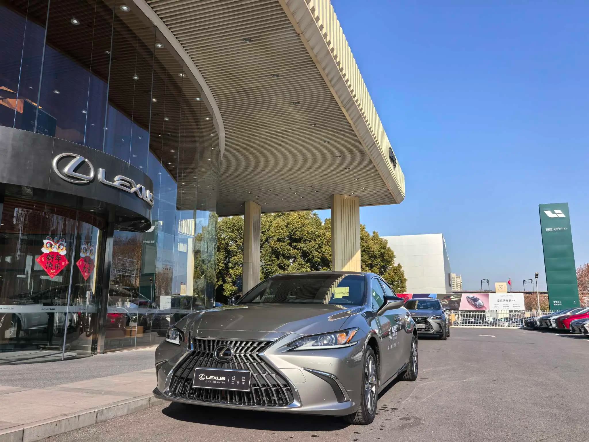 Lexus ES 2024 г. 27000 км.