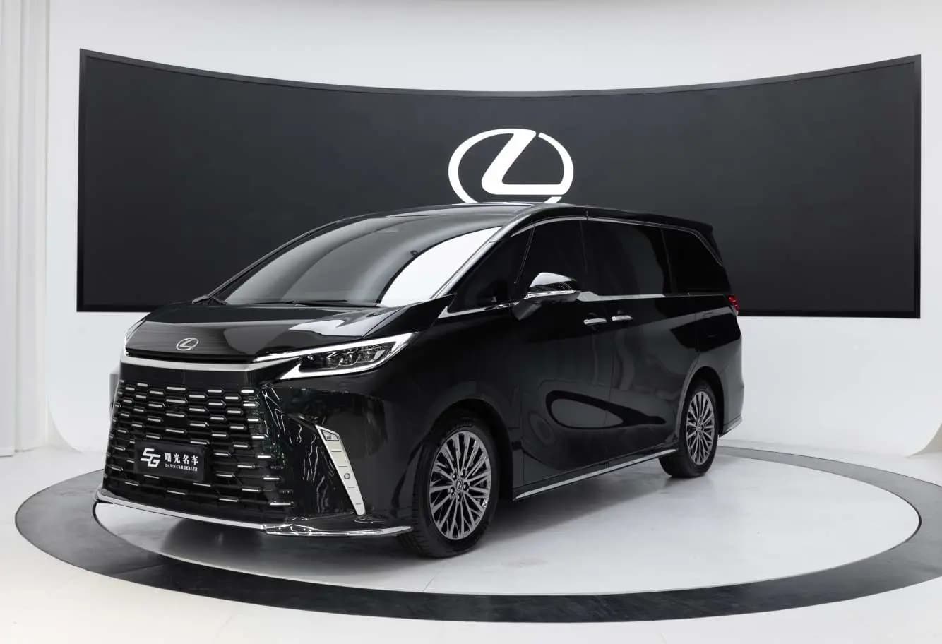 Lexus LM 2024 г. 9380 км.