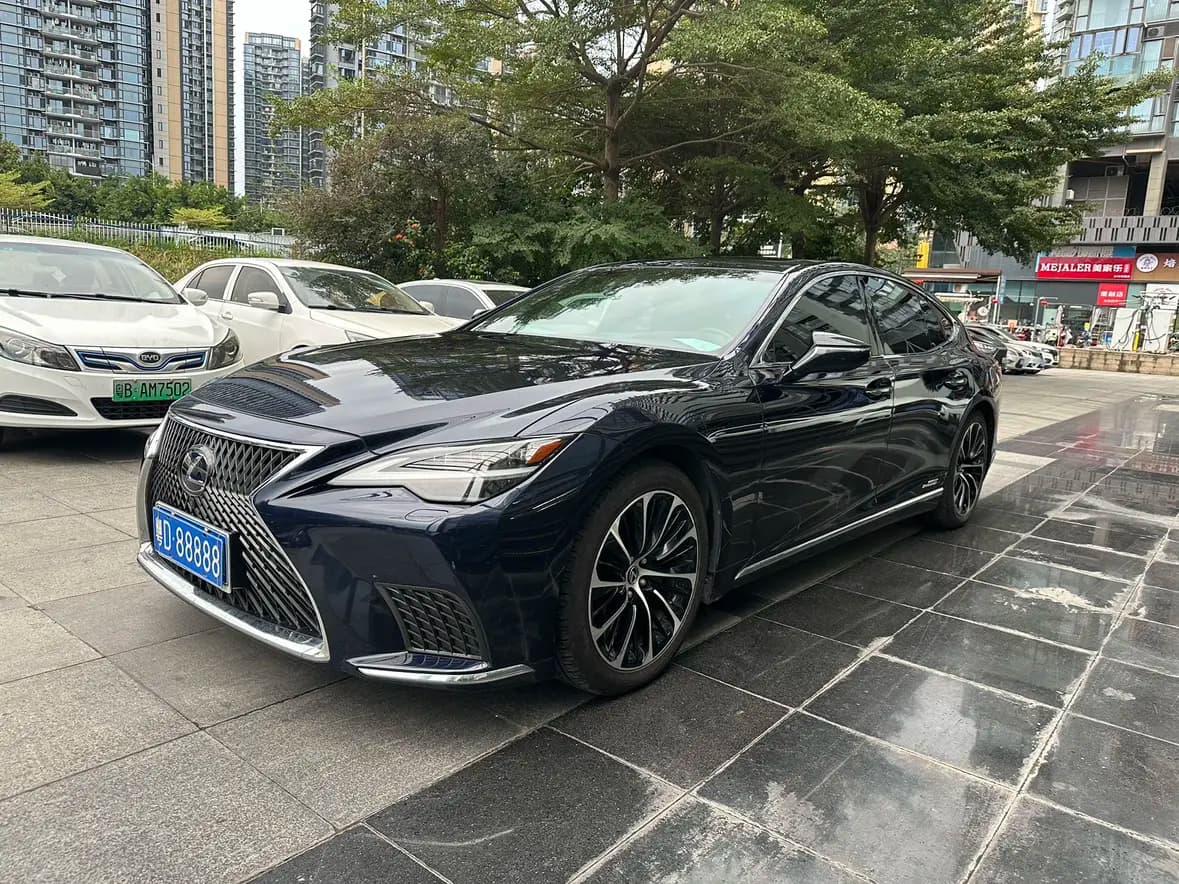 Lexus LS 2022 г. 20056 км.