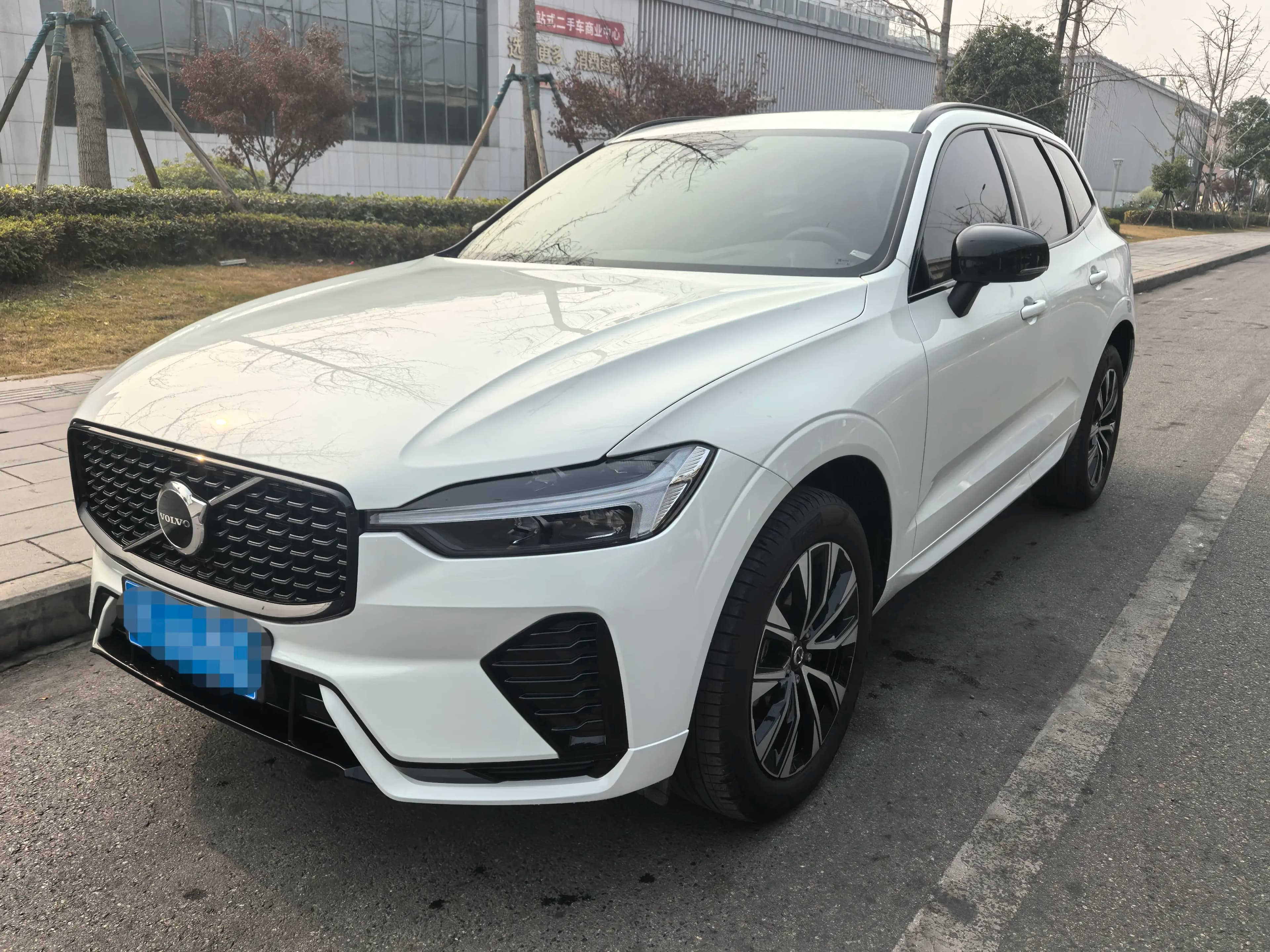 Volvo XC60 2024 г. 15020 км.