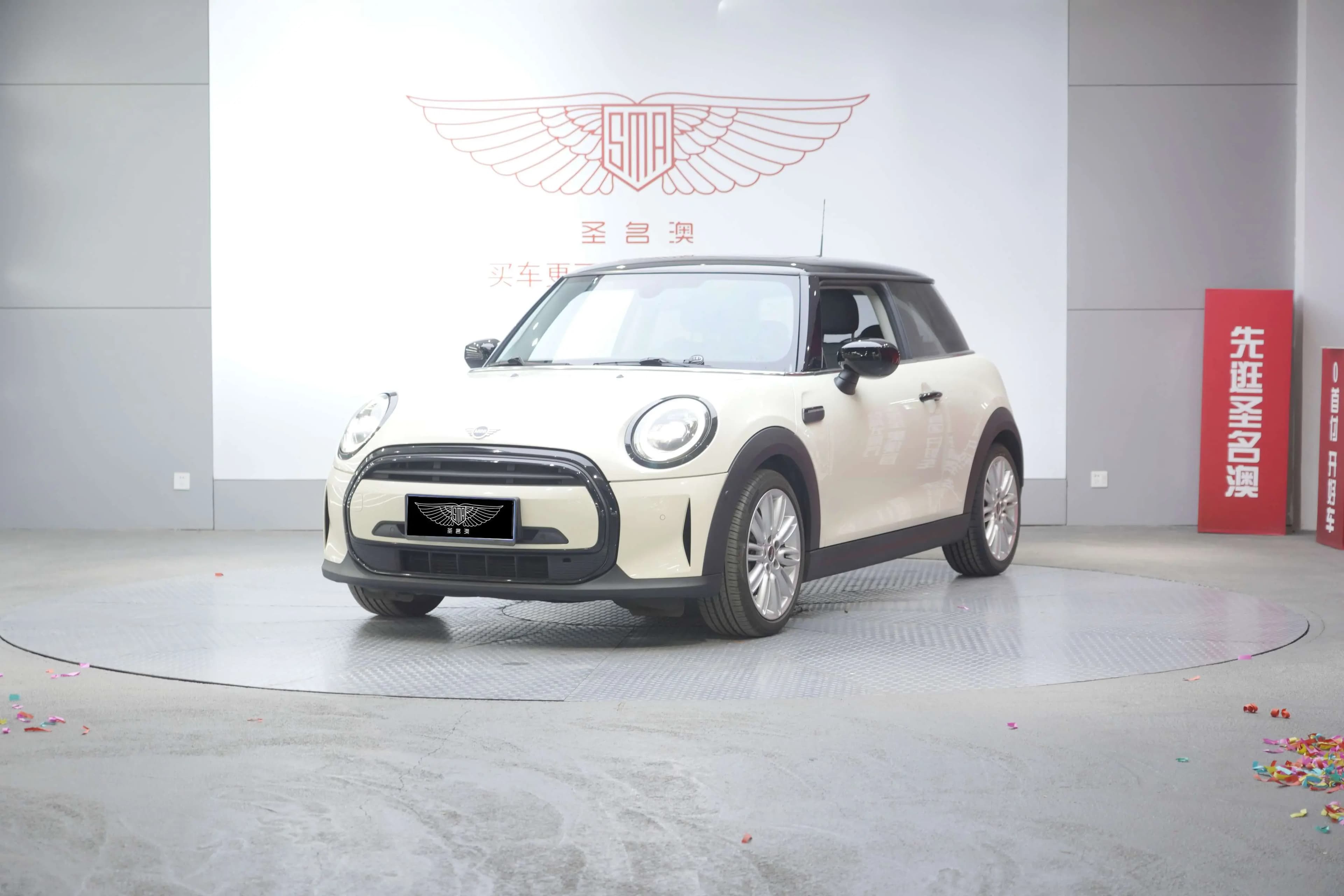 MINI 2022 г. 64000 км.