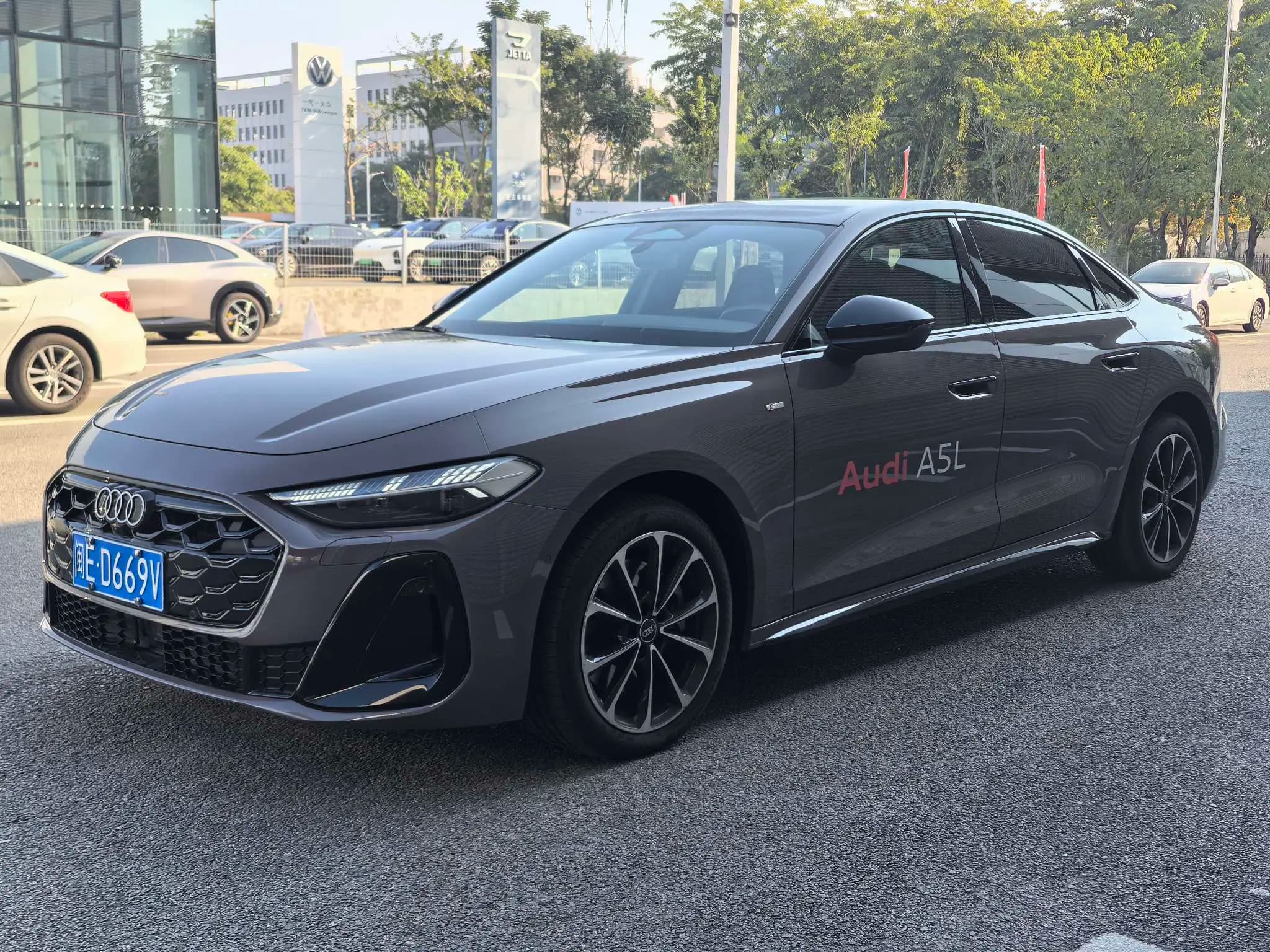 Audi A5L 2025 г. 2637 км.