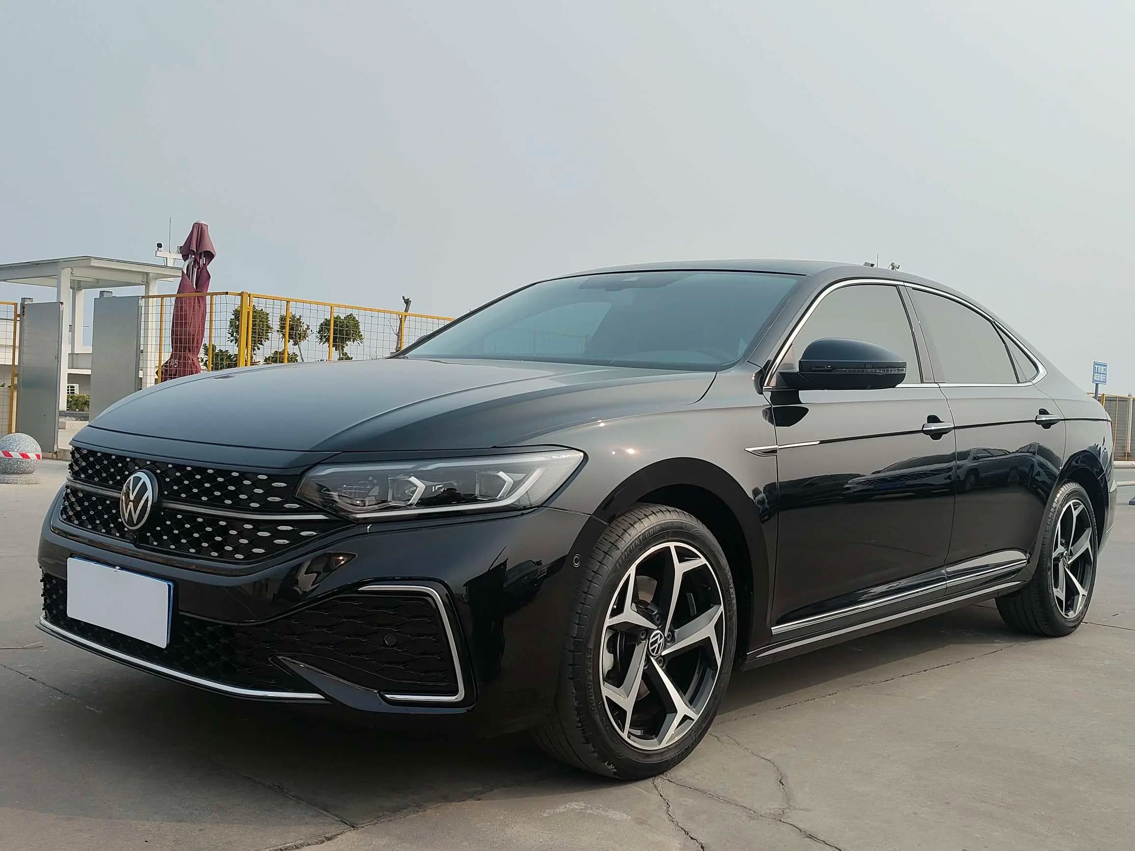 Volkswagen Passat 2023 г. 40117 км.
