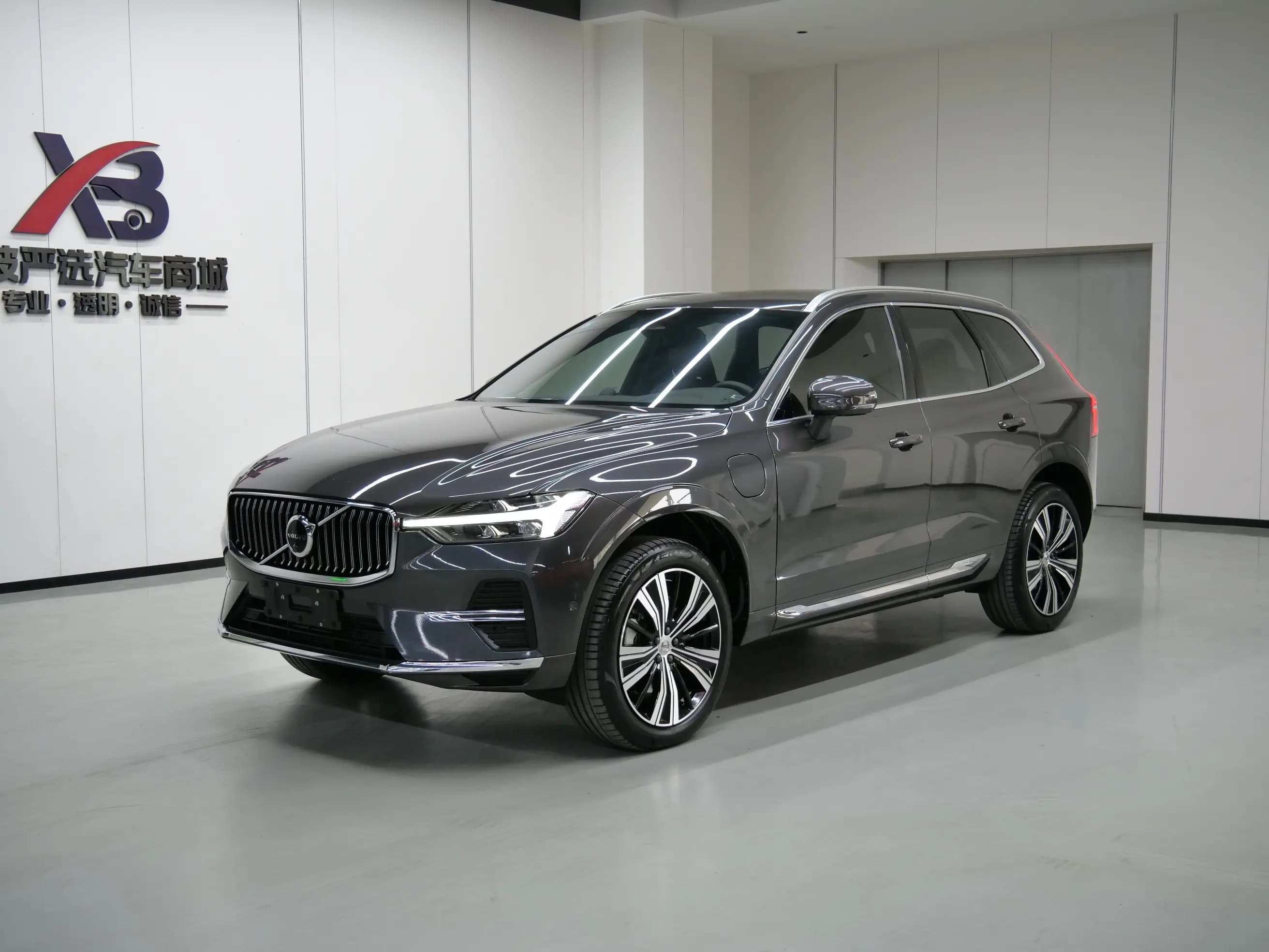 Volvo XC60 PHEV 2021 г. 20010 км.
