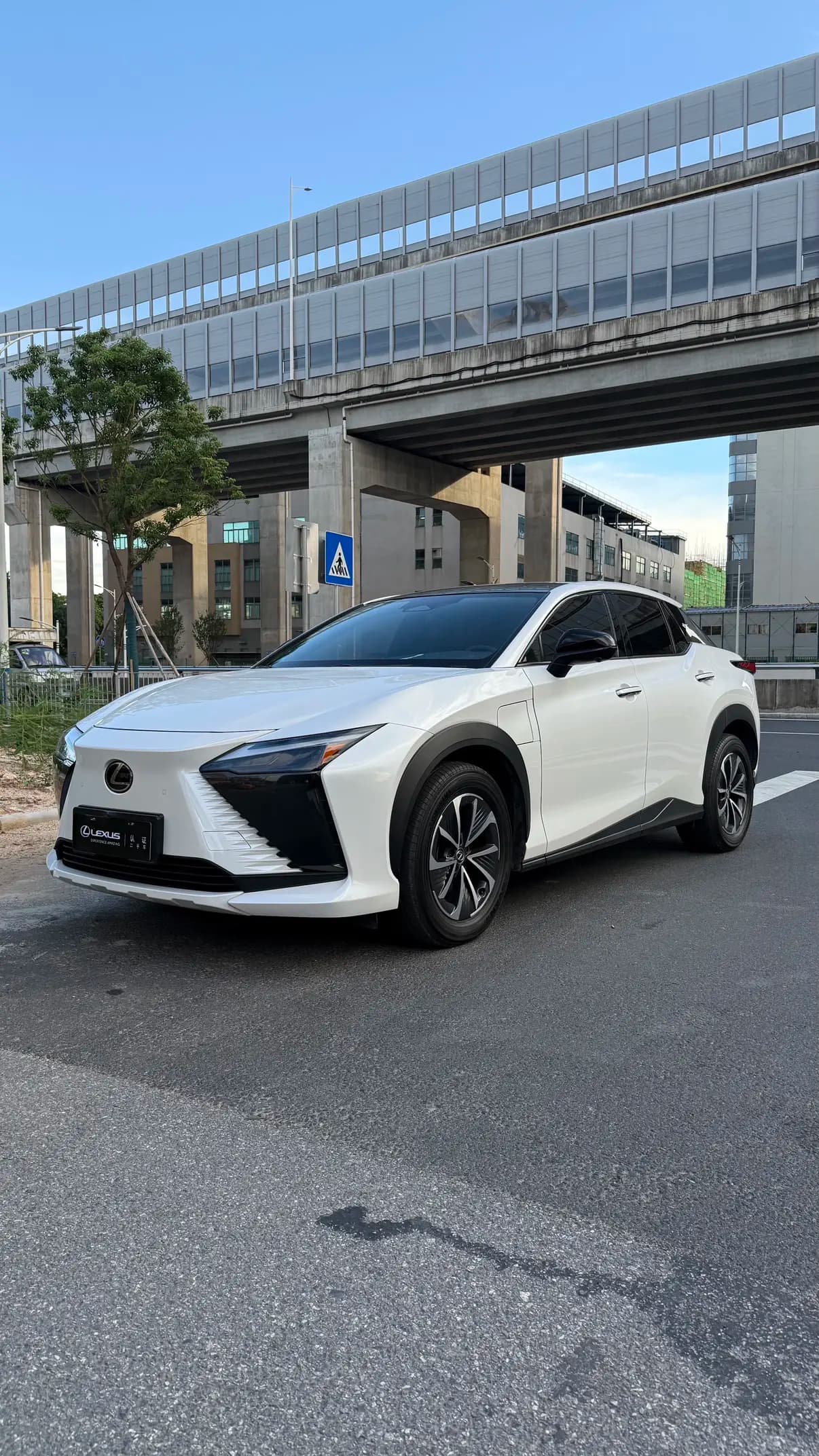 Lexus RZ 2023 г. 26085 км.