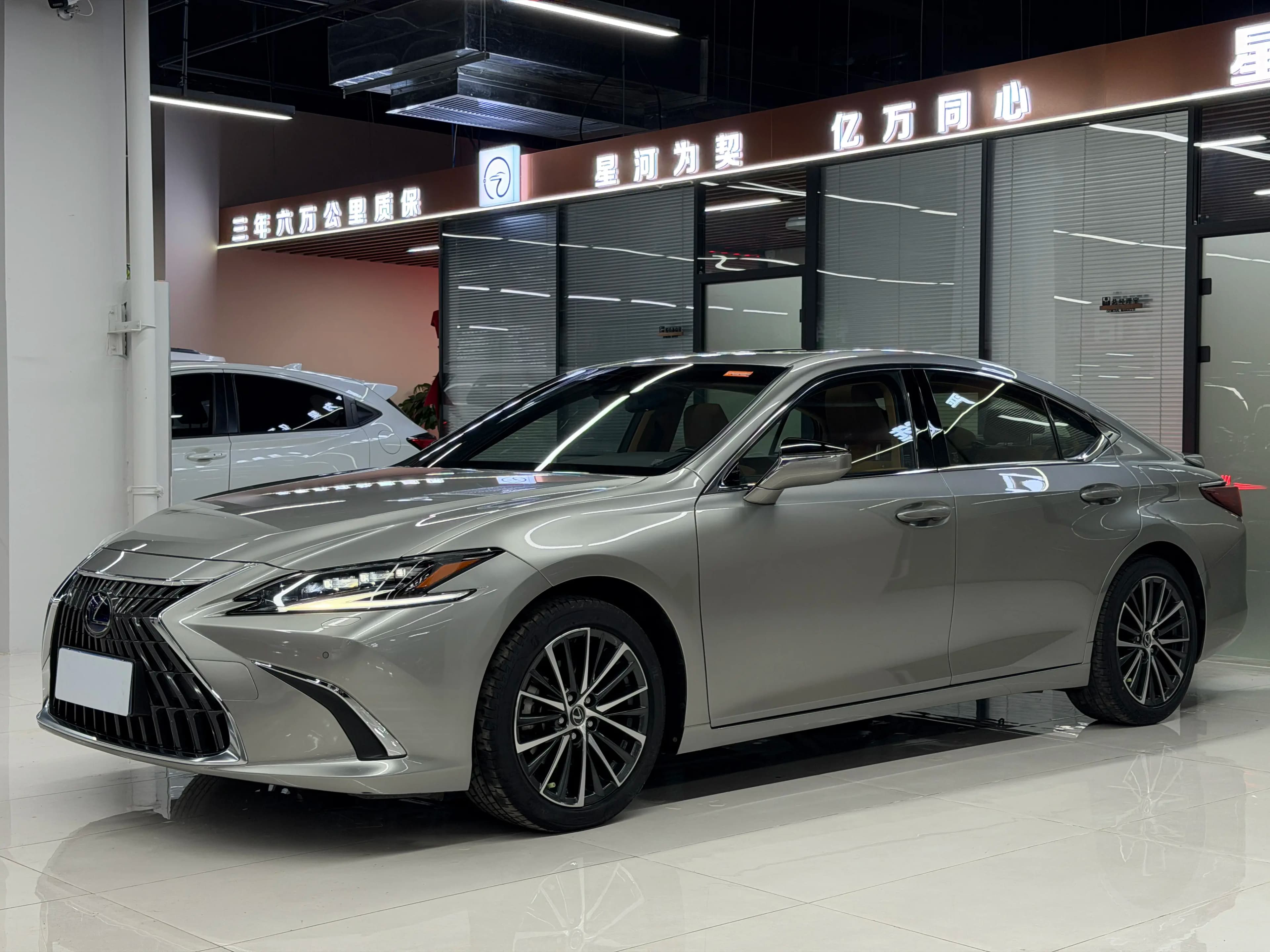 Lexus ES 2022 г. 74121 км.