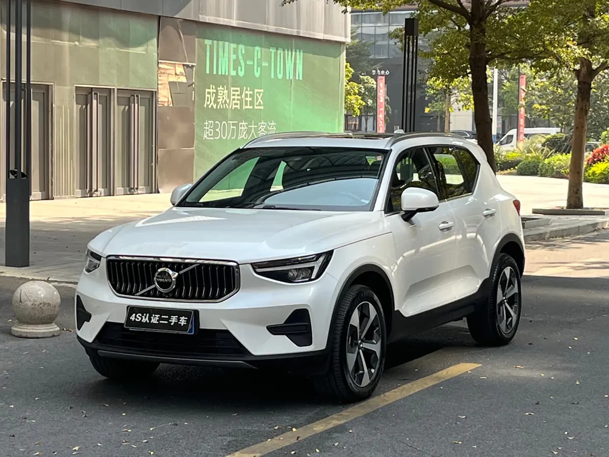 Volvo XC40 2024 г. 11008 км.