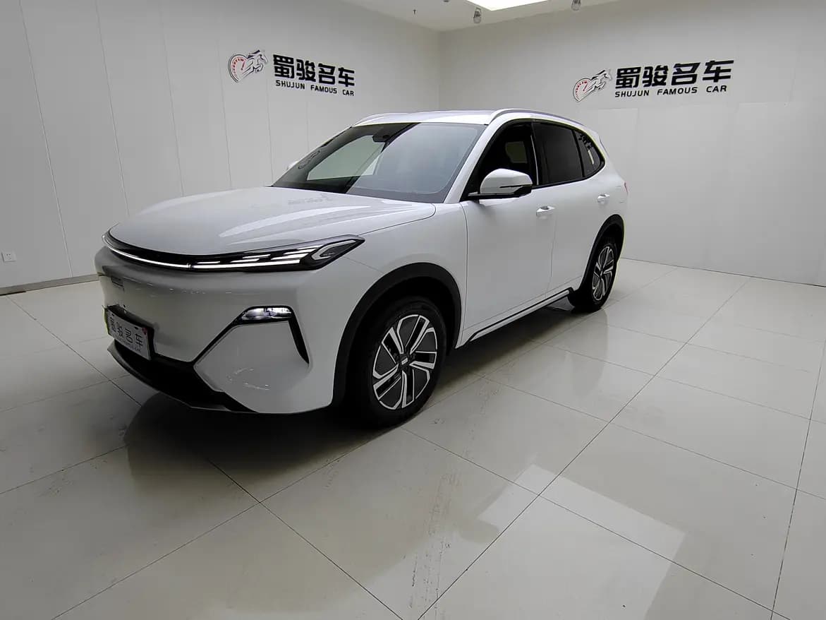 Geely Galaxy Starship 7 EM-i 2025 г. 2824 км.