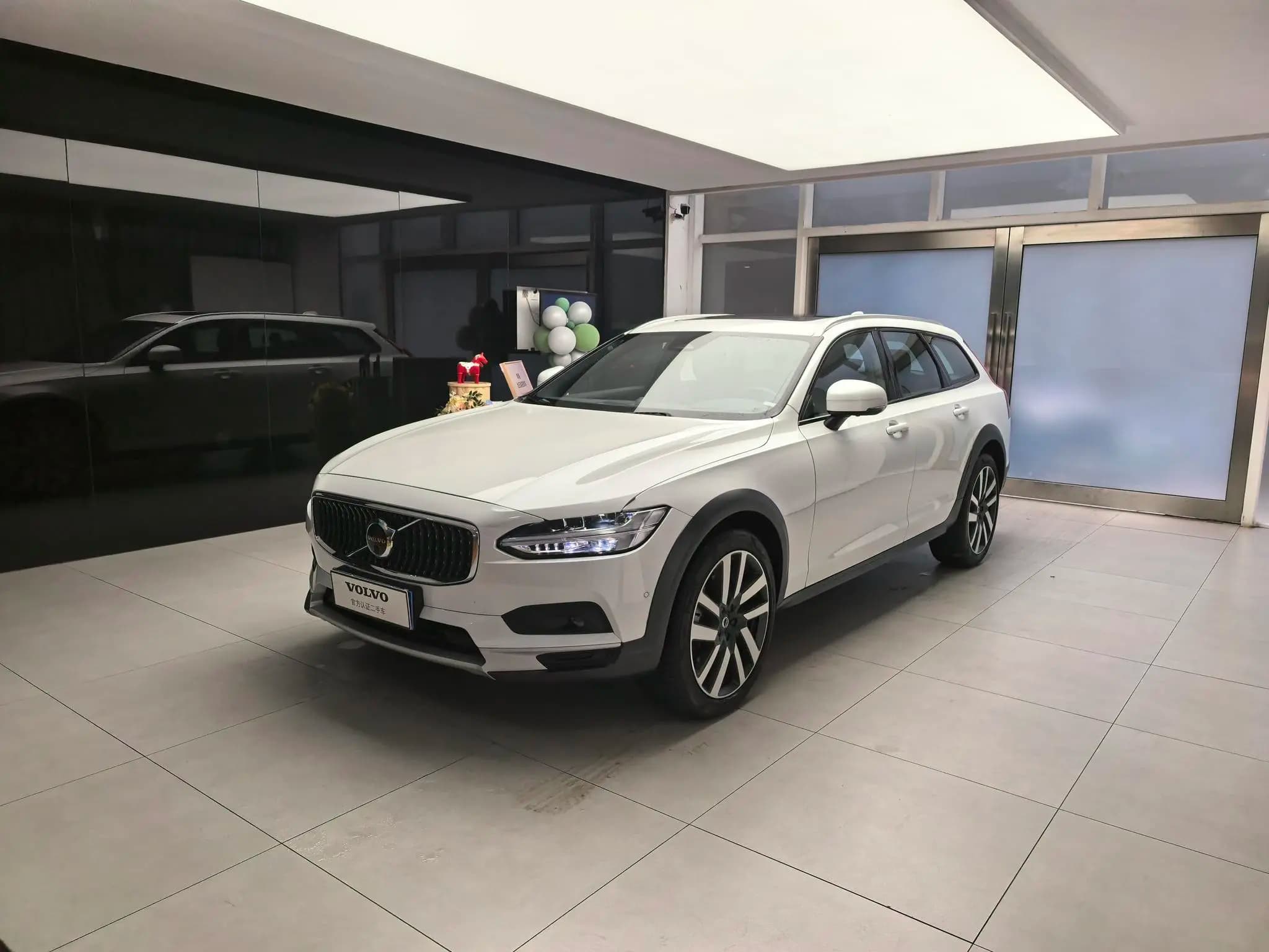 Volvo V90 2023 г. 13058 км.
