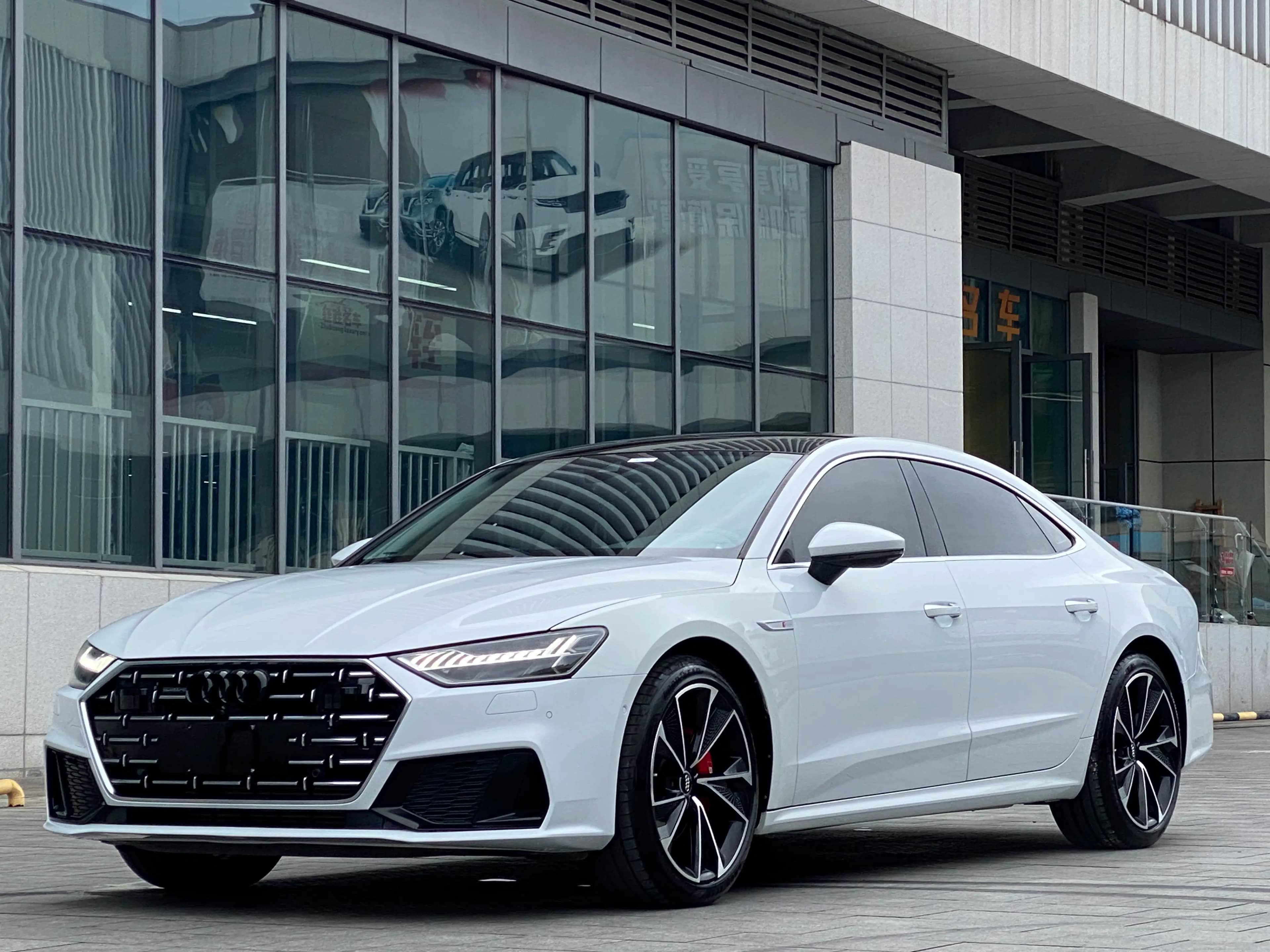 Audi A7L 2024 г. 20000 км.