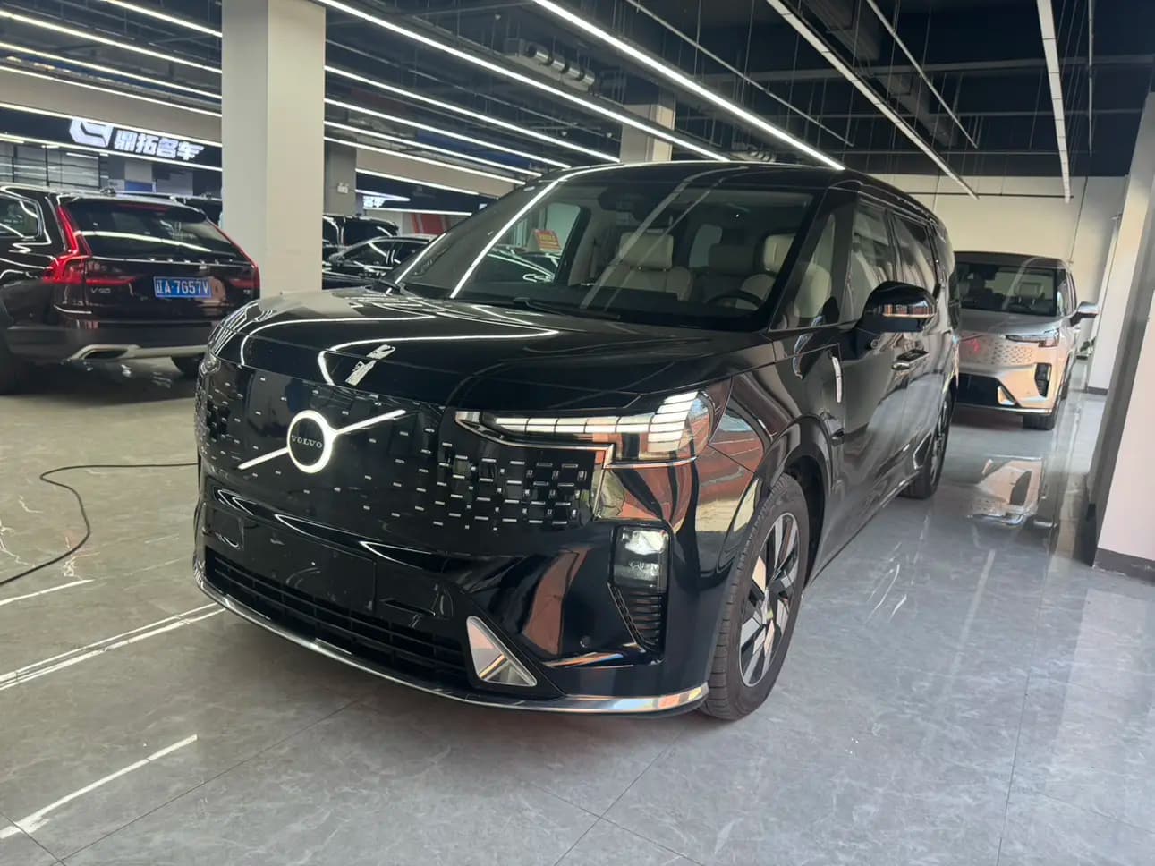 Volvo EM90 2024 г. 12062 км.