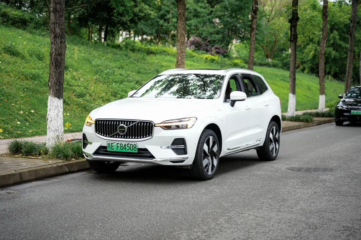 Volvo XC60 PHEV 2024 г. 11141 км.