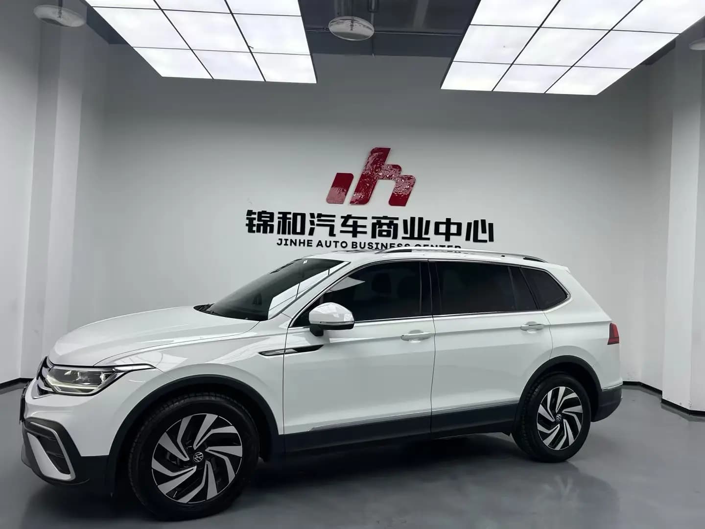 Volkswagen Tiguan L 2024 г. 33028 км.