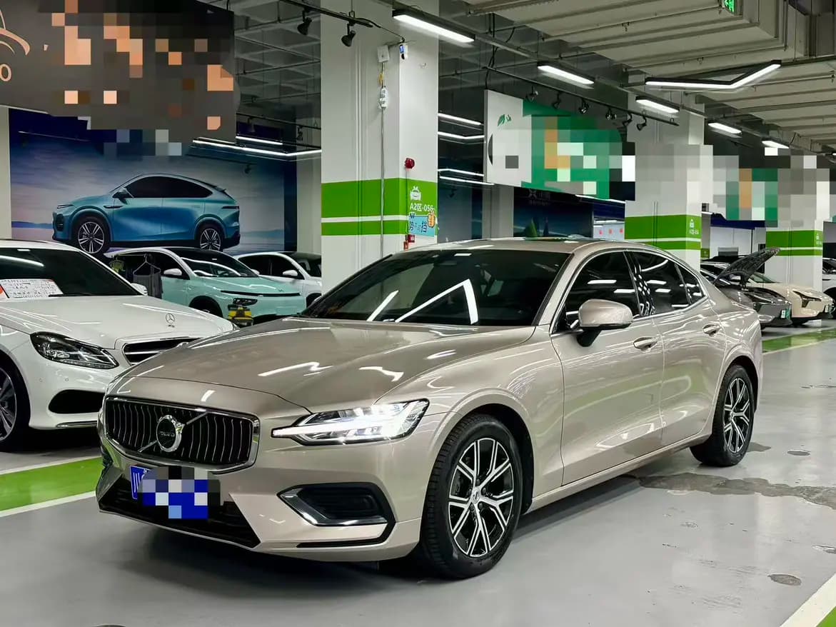 Volvo S60 2023 г. 22012 км.