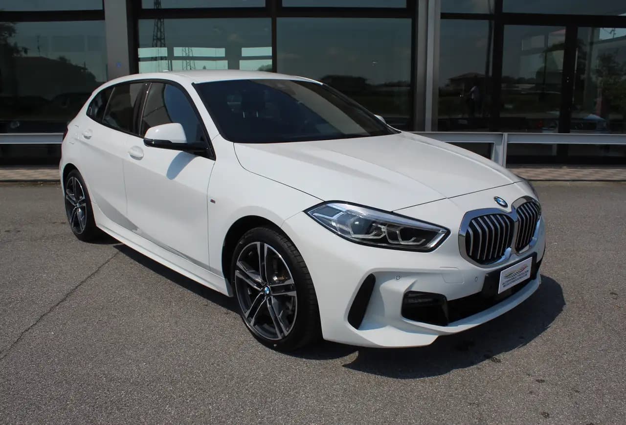 BMW 1 серия 2023 г. 8323 км.