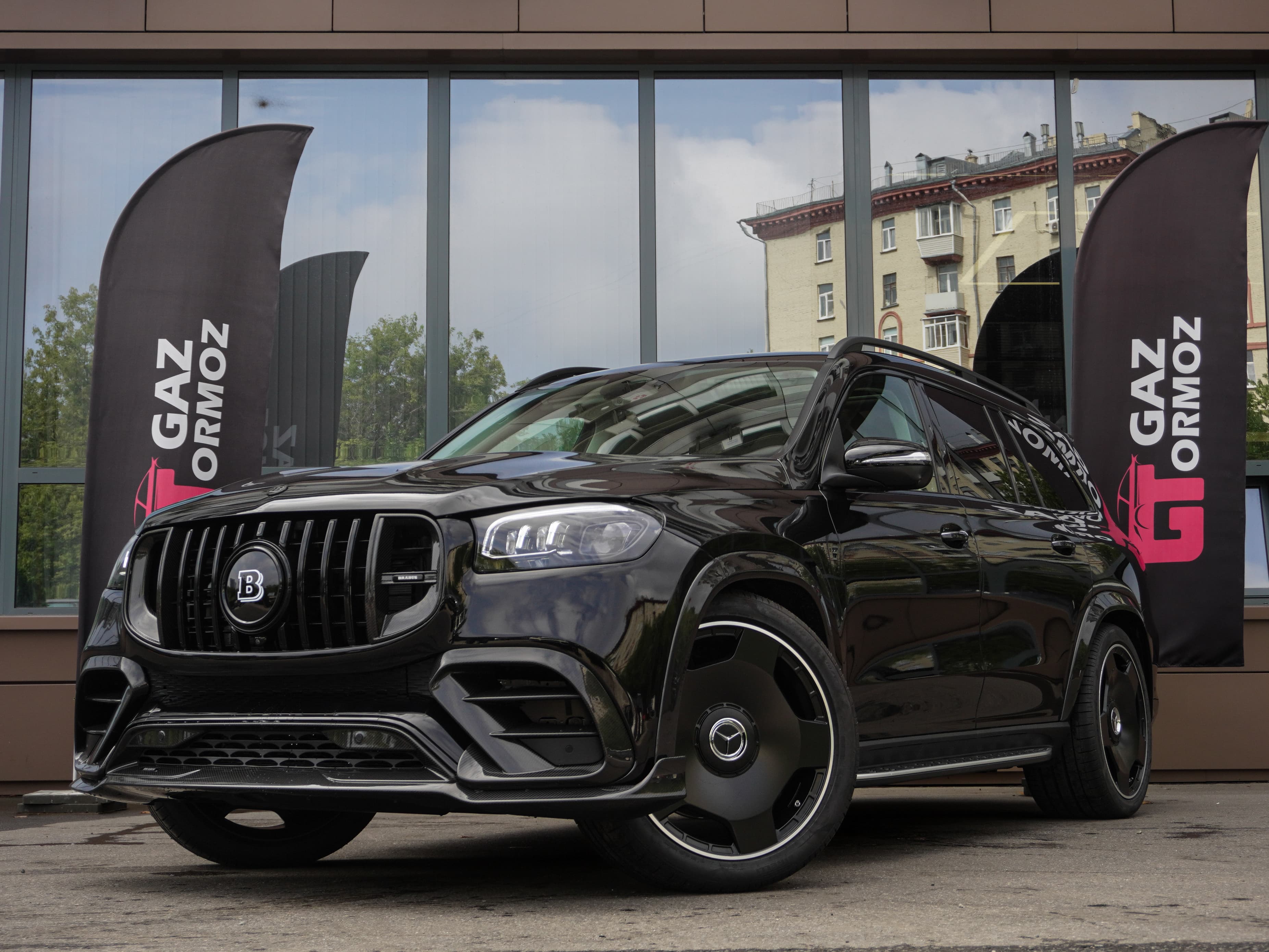 Brabus 500: черный экстерьер и коричневый салон