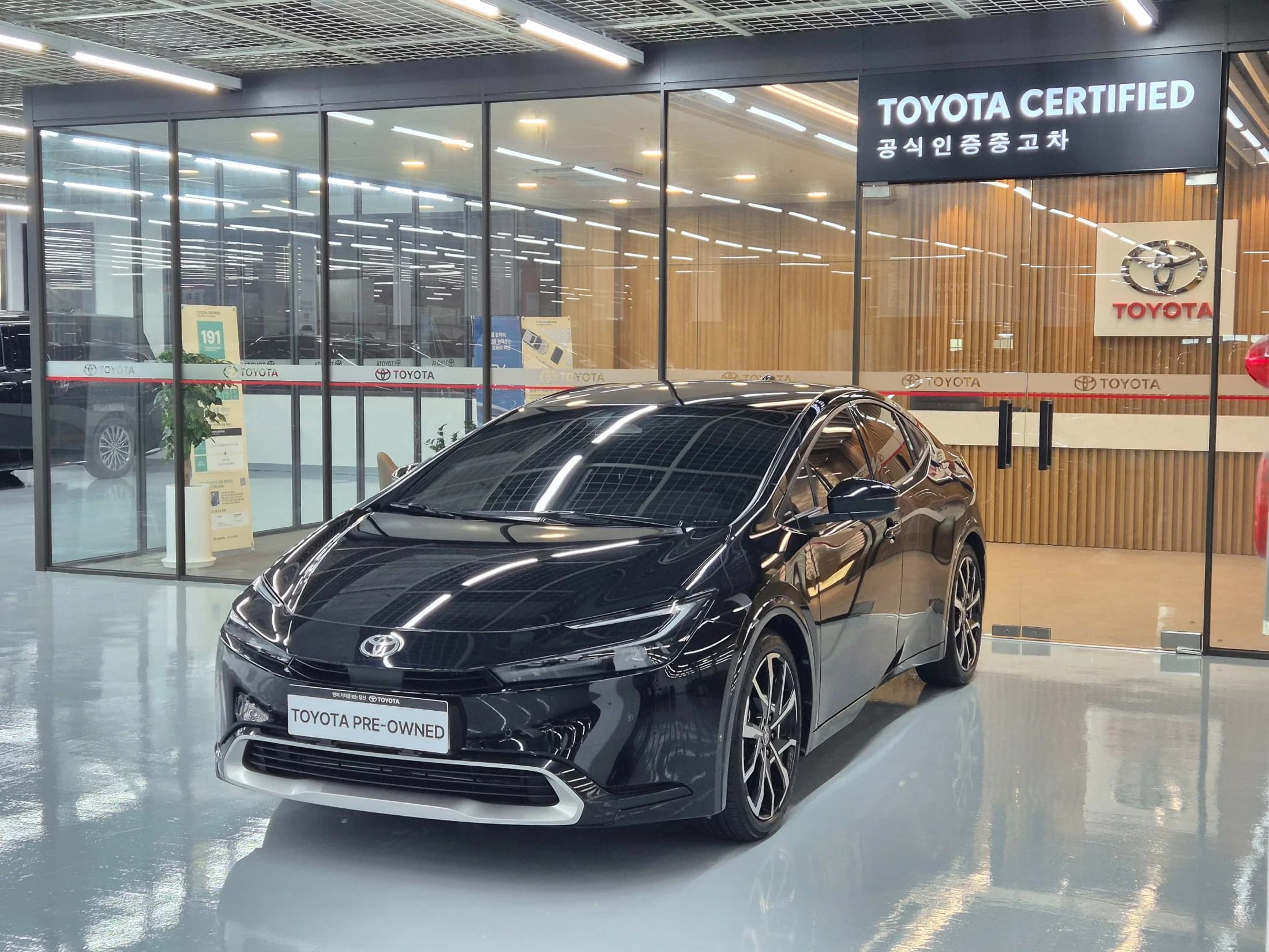 Toyota PRIUS 2.0 PHEV XSE, гибрид, 2023 г. 13002 км.