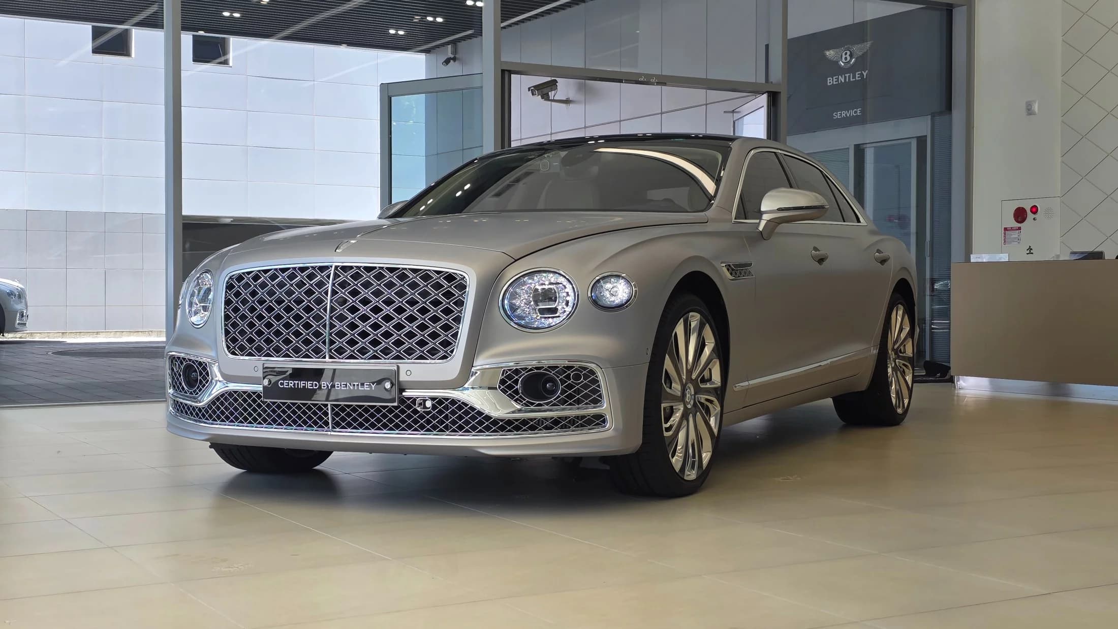 Bentley Flying Spur 4.0, 2024 г. 1728 км.