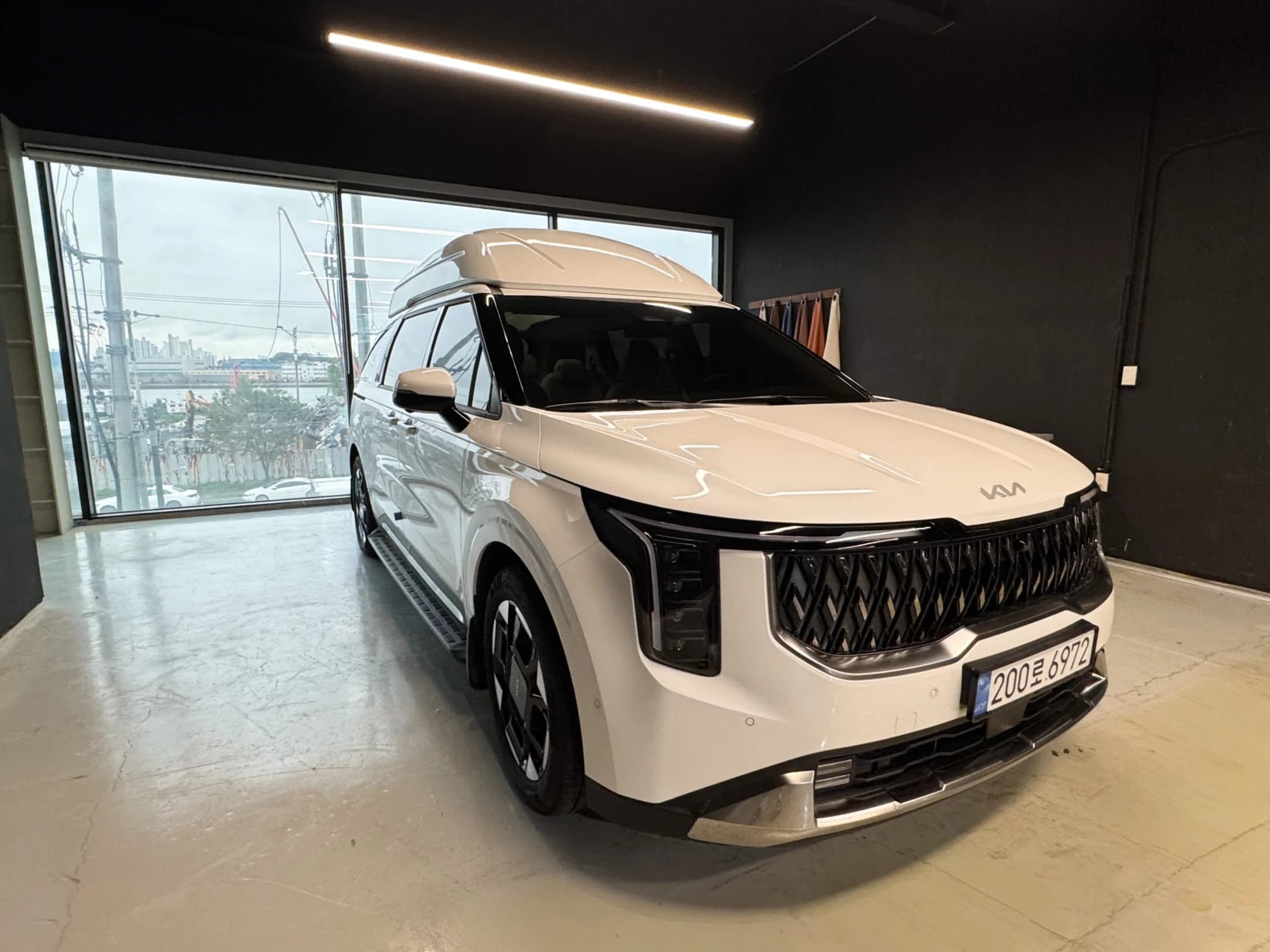 Kia Carnival HEV 9seater Signature, гибрид, 2024 г. 6821 км.